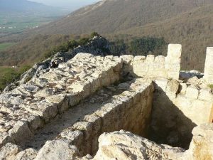 El arqueólogo Iñaki Sagredo y su equipo trabajando en el aljibe del castillo | Ayuntamiento de Arakil - Arakilgo Udala