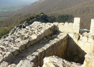 El arqueólogo Iñaki Sagredo y su equipo trabajando en el aljibe del castillo | Ayuntamiento de Arakil - Arakilgo Udala