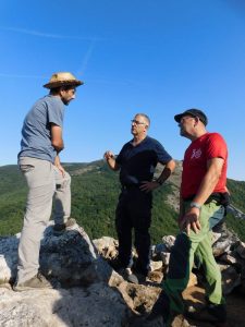 el arqueólogo Iñaki Sagredo y su equipo trabajando en el aljibe del castillo