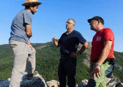 El arqueólogo Iñaki Sagredo y su equipo trabajando en el aljibe del castillo | Ayuntamiento de Arakil - Arakilgo Udala
